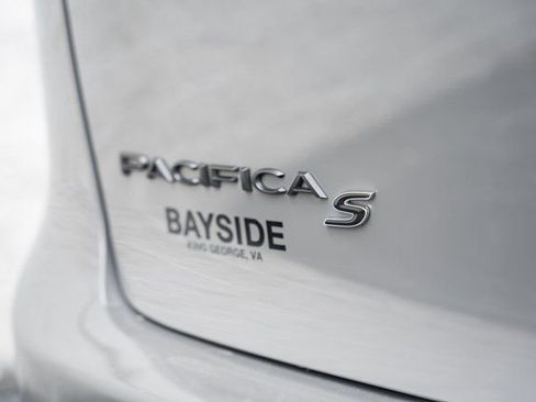 Used 2025 Chrysler Pacifica Limited image 11