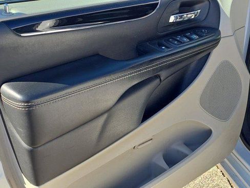 Used 2017 Dodge Grand Caravan SXT image 18