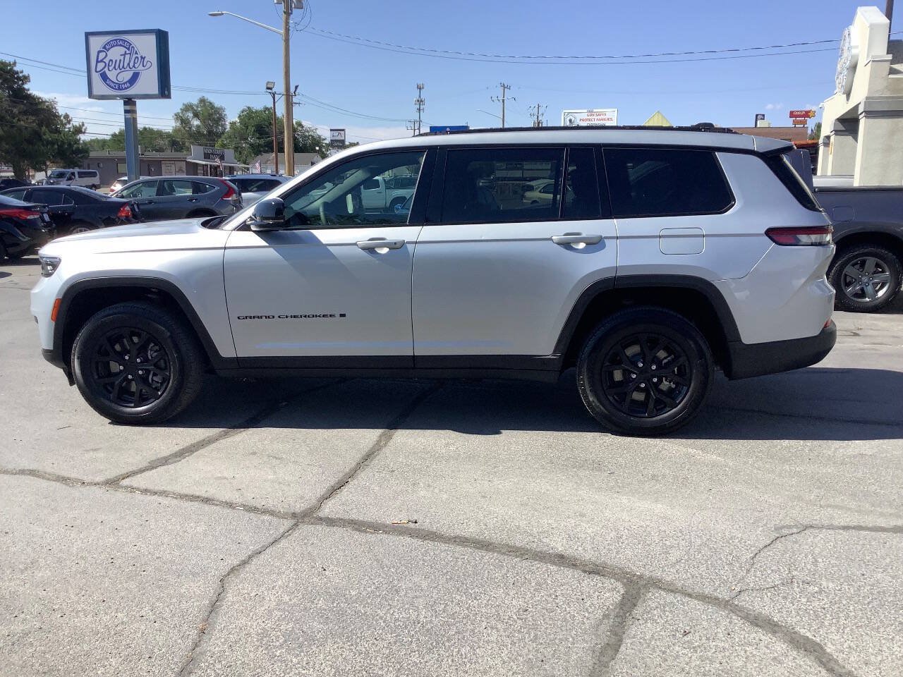 Used 2025 Jeep Grand Cherokee L Laredo AWD/4WD image 22