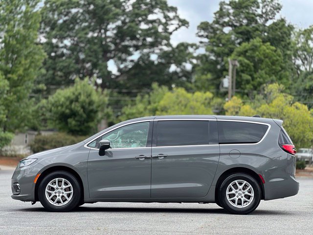 Used 2023 Chrysler Pacifica Touring-L FWD image 8