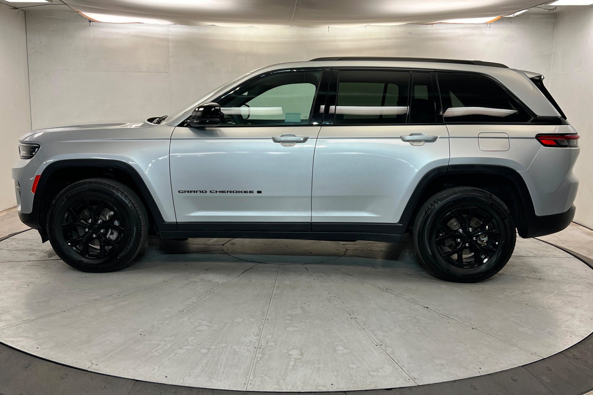 Used 2025 Jeep Grand Cherokee Altitude AWD/4WD image 2