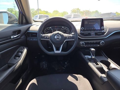 Used 2025 Nissan Altima 2.5 SV image 18