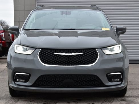 Used 2022 Chrysler Pacifica Touring-L image 2