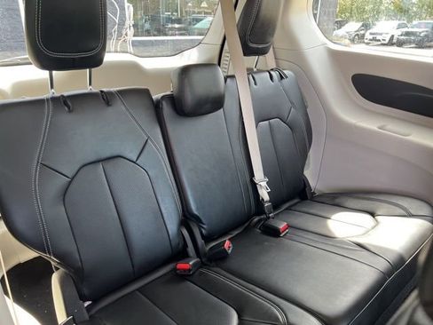 Used 2024 Chrysler Pacifica Touring-L image 13