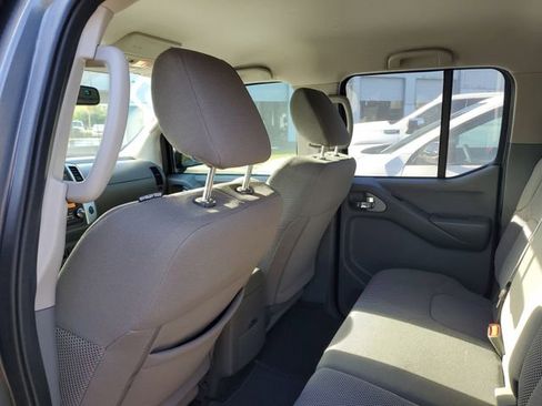 Used 2021 Nissan Frontier SV w/ Midnight Edition Floor Mats image 10