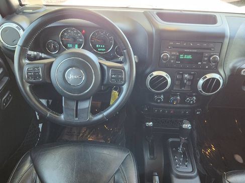 Used 2015 Jeep Wrangler Unlimited Rubicon w/ Connectivity Group AWD/4WD image 3