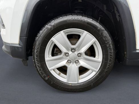 Certified 2022 Jeep Compass Latitude image 9