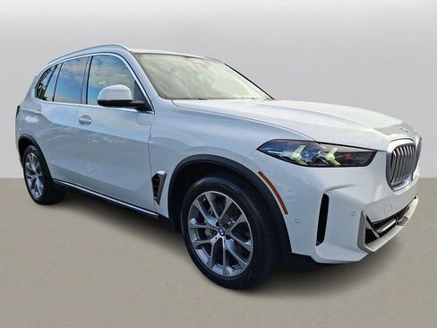 Used 2024 BMW X5 xDrive40i w/ Parking Assistance Package AWD/4WD image 3