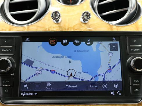 Used 2017 Bentley Bentayga AWD/4WD image 40