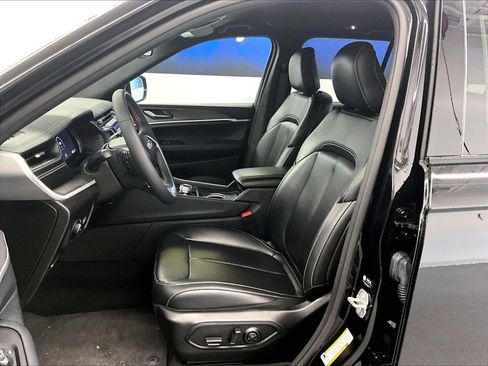 Used 2024 Jeep Grand Cherokee Limited AWD/4WD image 10