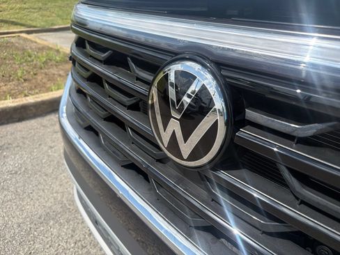 Used 2025 Volkswagen Atlas Cross Sport SE FWD image 11