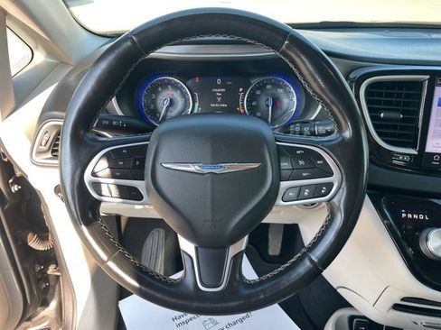 Used 2021 Chrysler Pacifica Touring-L FWD image 25