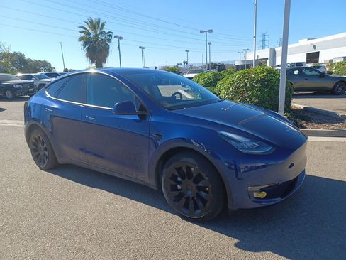 Used 2022 Tesla Model Y Long Range image 3