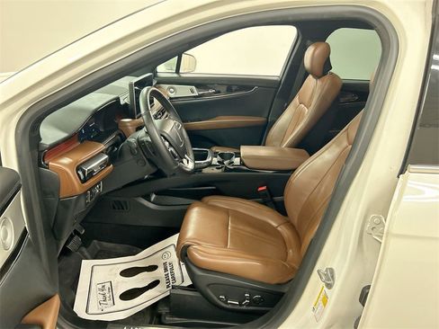 Used 2022 Lincoln Nautilus Reserve w/ Equipment Group 202A image 9