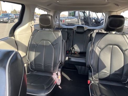 Used 2024 Chrysler Pacifica Limited image 33