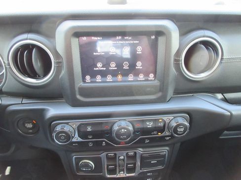 Used 2018 Jeep Wrangler Unlimited Sahara AWD/4WD image 31