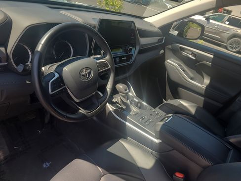 Used 2023 Toyota Highlander XLE AWD/4WD image 16