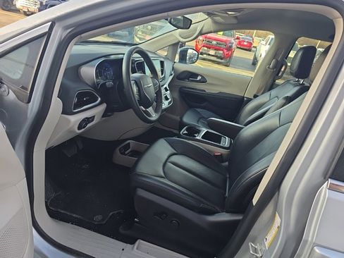 Used 2024 Chrysler Pacifica Touring-L image 14