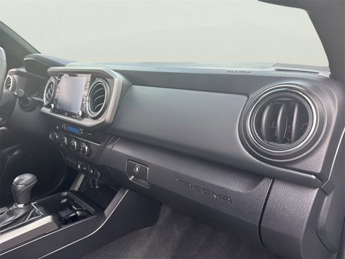 Used 2022 Toyota Tacoma TRD Off-Road image 18