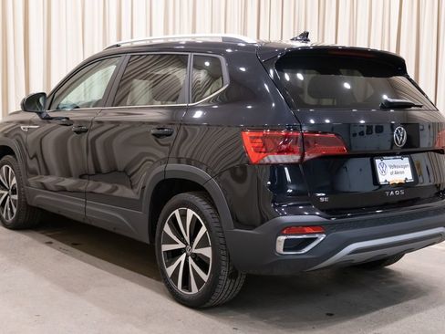 Used 2023 Volkswagen Taos SE w/ Panoramic Sunroof Package image 5
