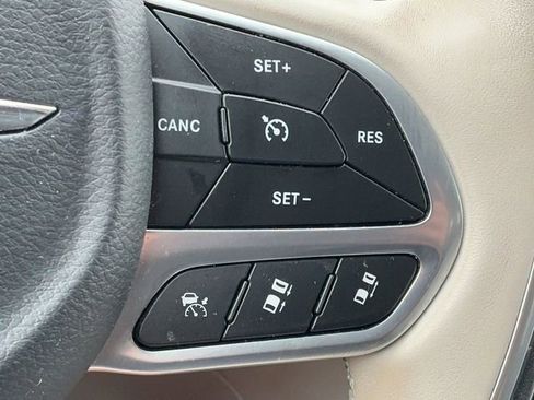 Used 2021 Chrysler Pacifica Limited w/ Uconnect Theater Family Group FWD image 30