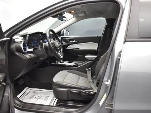 Used 2025 Chevrolet Trax LT w/ LT Convenience Package FWD image 14