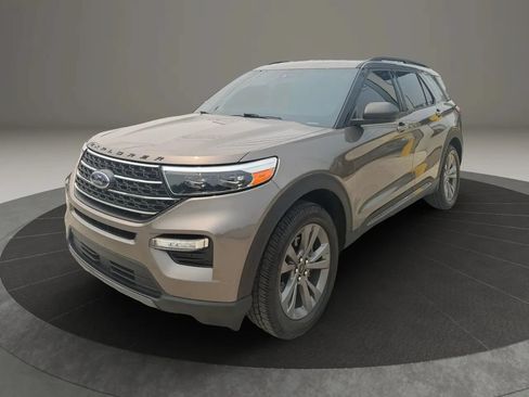 Used 2021 Ford Explorer XLT w/ Equipment Group 202A AWD/4WD image 3
