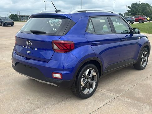 Used 2024 Hyundai Venue Limited image 9