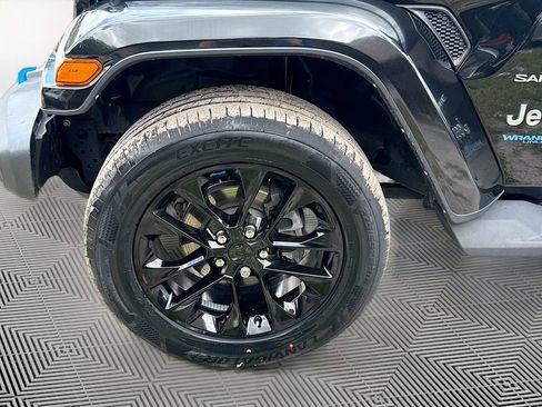 Used 2022 Jeep Wrangler Unlimited Sahara AWD/4WD image 36