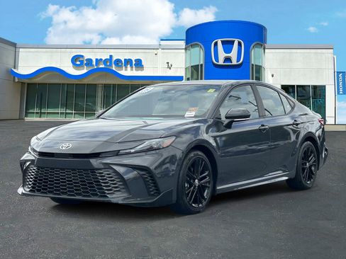 Used 2025 Toyota Camry SE FWD image 3