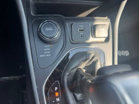 Used 2019 Jeep Cherokee Limited w/ Technology Group AWD/4WD image 13