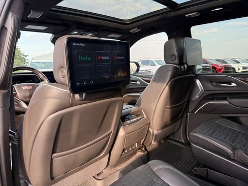 Used 2022 Cadillac Escalade Sport Platinum w/ Heavy-Duty Trailer Package image 11