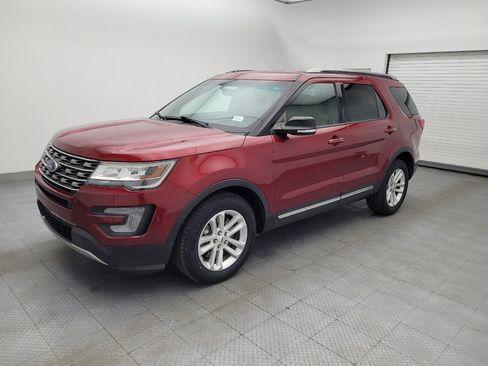 Used 2017 Ford Explorer XLT w/ Equipment Group 201A FWD image 2