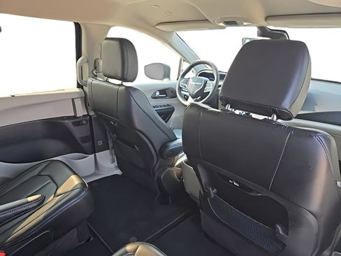 Used 2023 Chrysler Pacifica Touring-L FWD image 29