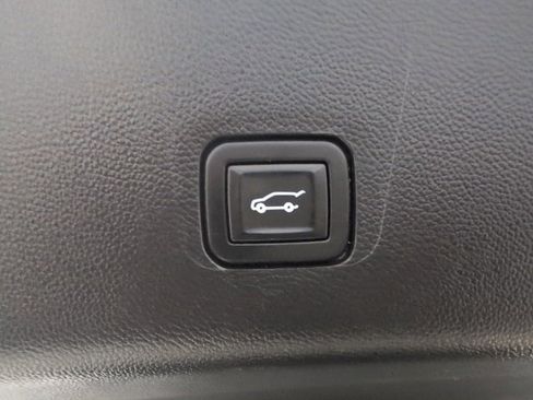 Used 2021 Chevrolet Traverse RS image 36