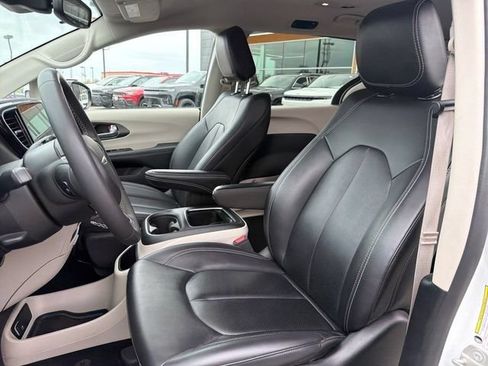 Used 2024 Chrysler Pacifica Limited FWD image 23