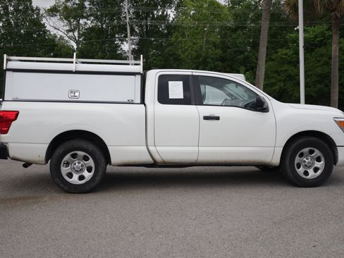 Used 2022 Nissan Titan S RWD image 5
