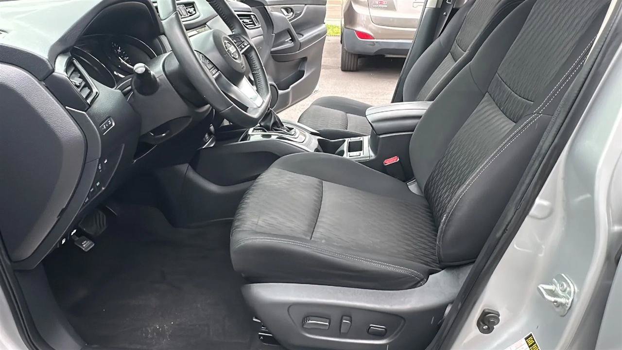 Used 2017 Nissan Rogue SV w/ SV Premium Package AWD/4WD image 24
