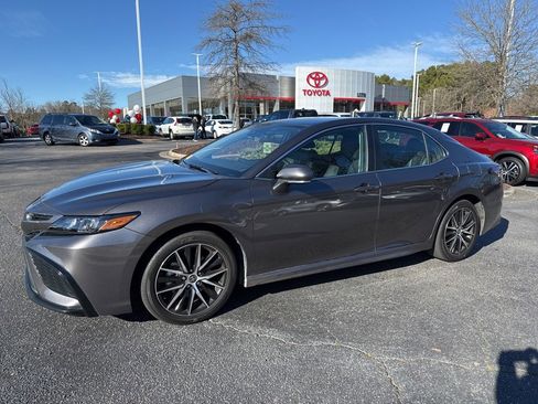 Used 2023 Toyota Camry SE image 2