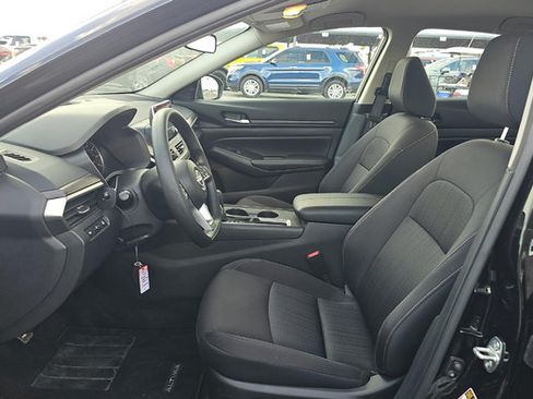 Used 2025 Nissan Altima 2.5 SV FWD image 3