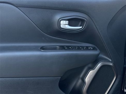 Used 2023 Jeep Renegade Latitude image 25