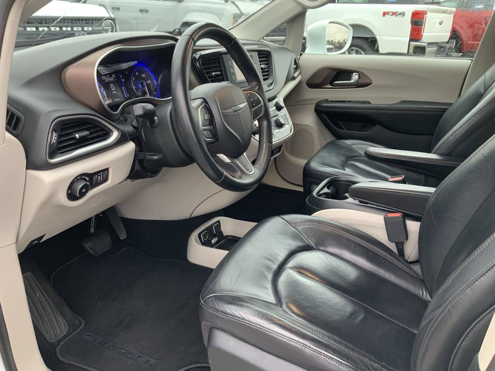 Used 2017 Chrysler Pacifica Touring-L FWD image 19