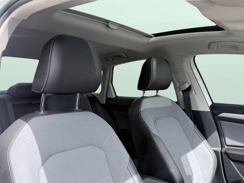 Used 2025 Volkswagen Jetta SE FWD image 44
