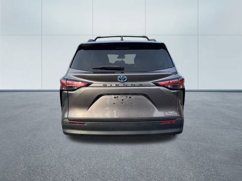 Used 2021 Toyota Sienna XLE image 6