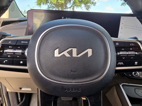 Used 2025 Kia Carnival FWD image 31