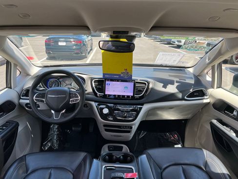 Used 2023 Chrysler Pacifica Touring-L image 51