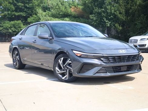 Used 2025 Hyundai Elantra SEL FWD image 3