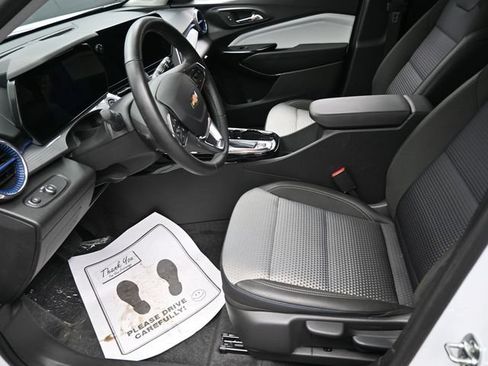 Used 2025 Chevrolet Trax LT w/ LT Convenience Package FWD image 8
