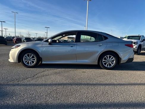 Used 2025 Toyota Camry LE image 3