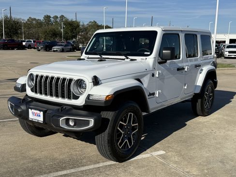 Used 2025 Jeep Wrangler Sahara image 9